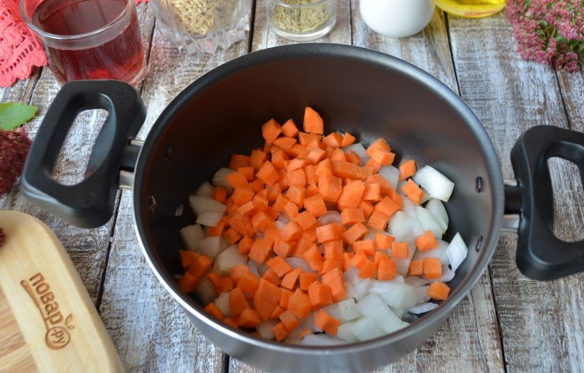 1. Этап. Перловая каша с фасолью, тыквой и беконом: В антипригарной кастрюле обжарьте лук и морковь на растительном масле. Можно добавить сельдерей или лук-порей. Посолите.