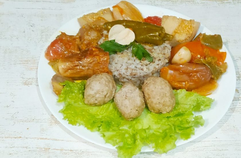 1. Этап. Вареные котлеты: Так как фарш у меня говяжий, то варить котлеты нужно подольше. Примерно 25-30 минут и все готово. Подавайте с гарниром и овощами. Приятного аппетита!