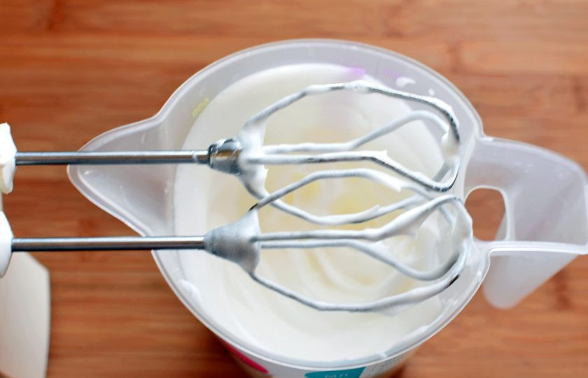 1. Этап. Меренговая шарлотка с малиной и белым шоколадом: Включите духовку разогреваться до 180 градусов. Взбейте охлажденные белки со щепоткой соли в пышную устойчивую пену.