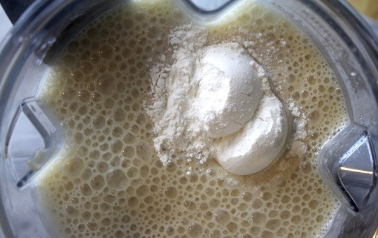 1. Этап. Пирог с начинкой из фасоли: 6. Всыпьте просеянную муку и еще раз как следует перемешайте.