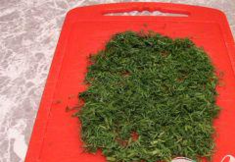 1. Этап. Салат Калейдоскоп: Мелко порубить зелень.