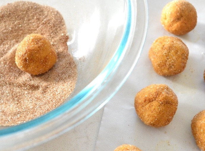 1. Этап. Трюфели из тыквы и сливочного сыра: 5. Смешайте коричневый сахар и корицу. Каждый трюфель обваляйте в смеси сахара и специй.