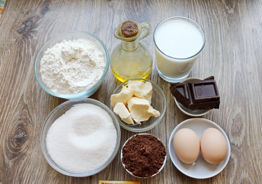 1. Этап. Шоколадный торт на молоке: Подготовьте все необходимые ингредиенты для приготовления шоколадного торта на молоке. Масло растопите и остудите, яйца и молоко достаньте из холодильника заранее.