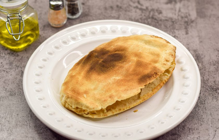 1. Этап. Пита с яйцом: Питу разогрейте или в тостере, или на сковороде, под крышкой, по 2 минуты с каждой стороны. После разрежьте питу, но не до конца.