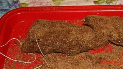 1. Этап. Бастурма по-армянски: На мясе у одно края сделайте петли с бечёвкой. Хорошо их закрепите.