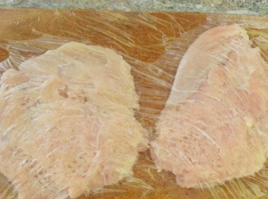 1. Этап. Куриная отбивная с ананасом: 1. Куриное филе вымыть, обсушить бумажным полотенцем и каждую грудку нарезать на три части. После чего отбить, предварительно накрыв пищевой пленкой.