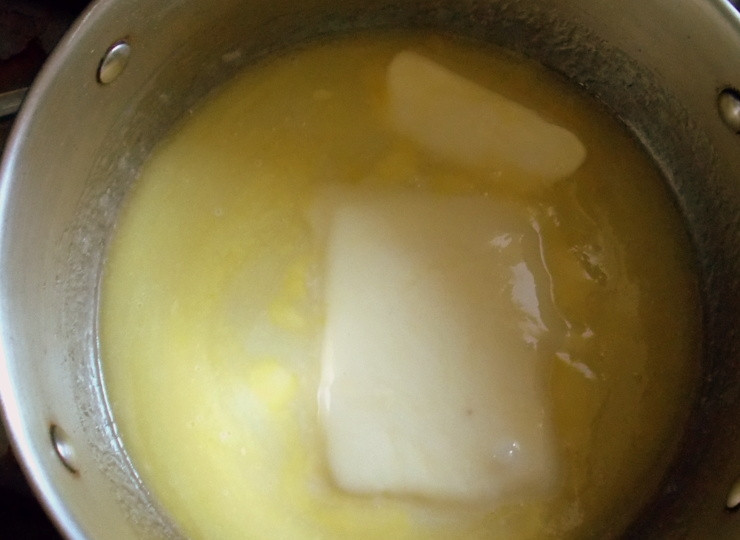 1. Этап. Домашний щербет с арахисом: Добавьте лимонный сок, масло и сгущенное молоко.