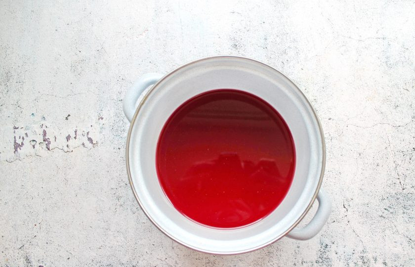 1. Этап. Настойка на косточках вишни: Соедините настойку с сахарным сиропом и перемешайте.