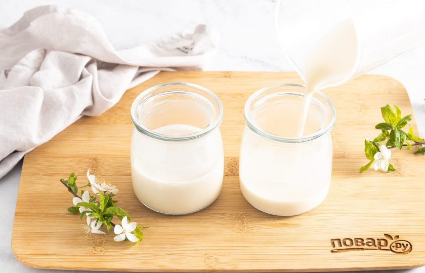 1. Этап. Кофейно-молочное желе: Разлейте горячую смесь по формочкам или стаканчикам. Слегка остудите и уберите в холодильник застывать примерно на 40 минут.