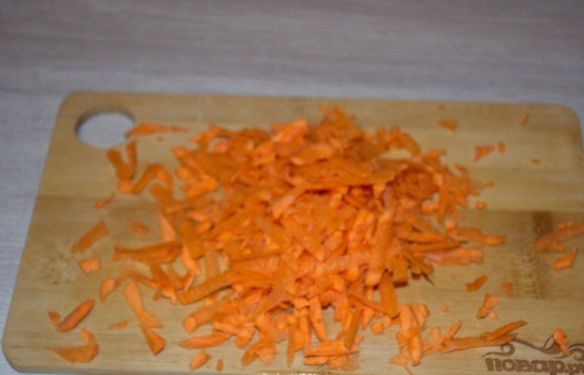 1. Этап. Свекольник постный: 2. На крупной терке натрите очищенную свежую морковь.