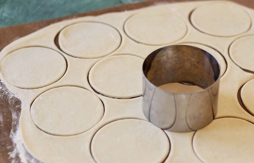 1. Этап. Вареники с картошкой на воде: Раскатайте тонко тесто, вырежьте кружки.