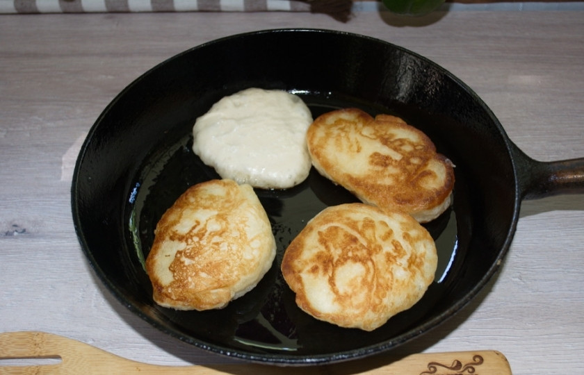 1. Этап. Дрожжевые оладьи постные: Разогрейте сковороду. Тесто следует обмять. Влейте на горячую сковороду растительное масло. Выложите столовой ложкой тесто. Обжарьте оладьи с двух сторон (на маленьком огне) до готовности. Для того, чтобы оладьи не подгорели и внутри не были сырыми, их следует жарить на небольшом огне.