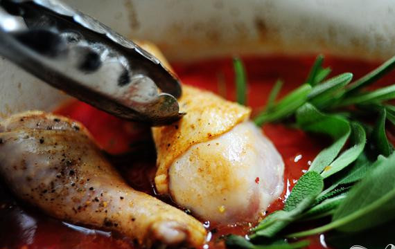 1. Этап. Курица с помидорами и чесноком: Вернуть курицу обратно в котел.