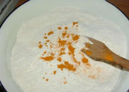 1. Этап. Кулич на дрожжах: Оставшуюся муку перемешайте с шафраном, ванилином и сахаром.