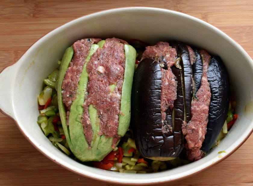 1. Этап. Кебабы в овощах по-турецки: В форму для запекания уложите слой обжаренных овощей. На них сверху выложите кебабы. Накройте кебабы тонкими кружочками спелого помидора.