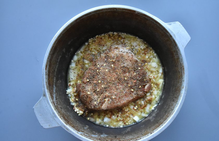 1. Этап. Рваная свинина: Специи пересыпьте в ступку и разотрите вместе с солью. Влейте в казан два стакана апельсинового сока, поверх мяса распределите слой подготовленных специй.