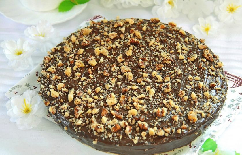 1. Этап. Блинный торт: 9. Блинный торт готов к употреблению, осталось его лишь украсить любым удобным способом. Я украсила шоколадной глазурью и посыпала измельченными грецкими орехами. Можно подавать торт сразу, но лучше охладить его в холодильнике пару часов, чтобы он имел более плотную структуру.