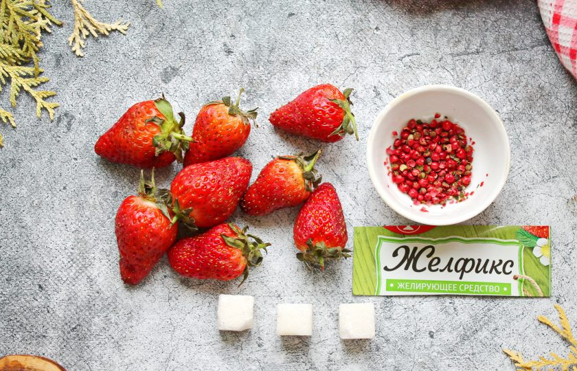 1. Этап. Варенье из клубники с розовым перцем: Подготовьте все необходимые ингредиенты для приготовления варенья из клубники с розовым перцем. Ягоды переберите, сполосните и разложите в один слой на чистое полотенце, чтобы они просохли.