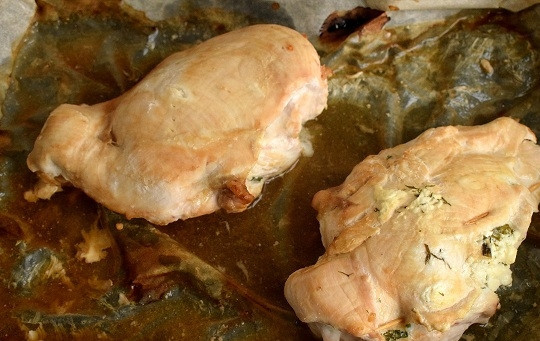 1. Этап. Куриные кармашки с творогом: Готовые куриные кармашки с творогом немного остудите, удалите зубочистки и нарежьте ломтиками для подачи.