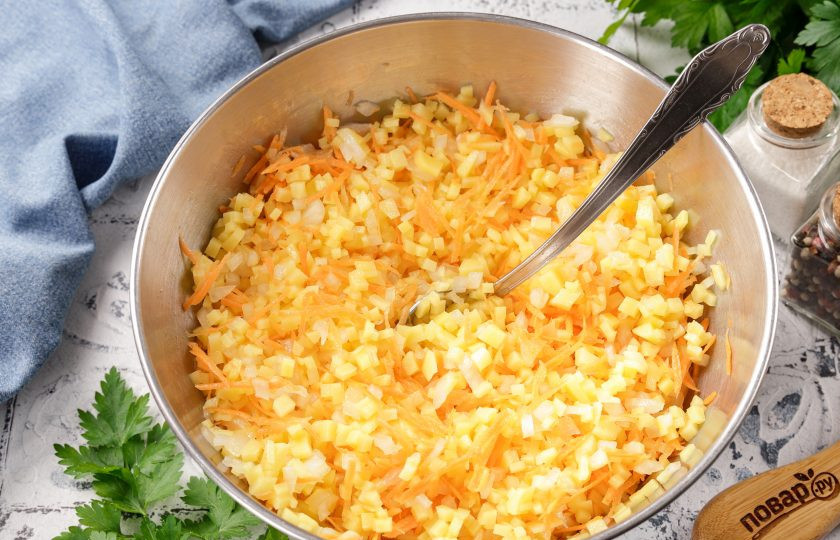 1. Этап. Ханум с овощами: Добавьте к овощам масло и перемешайте. Соль пока не добавляйте, иначе овощи пустят сок.