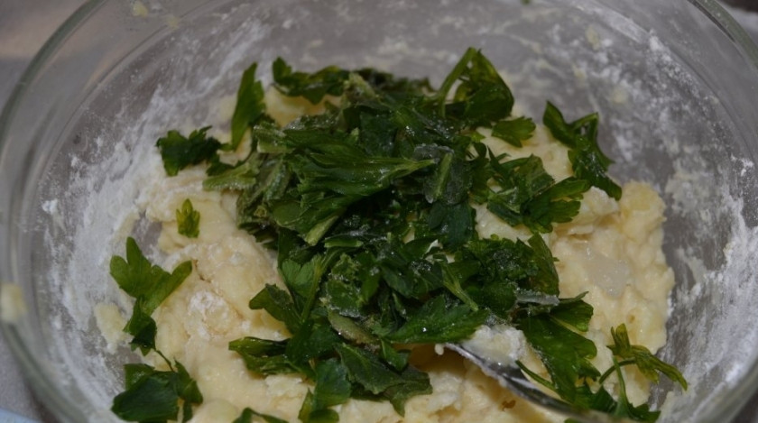 1. Этап. Картофельные ватрушки с курицей: Также добавьте промытую и измельченную зелень. Ещё раз перемешайте.
