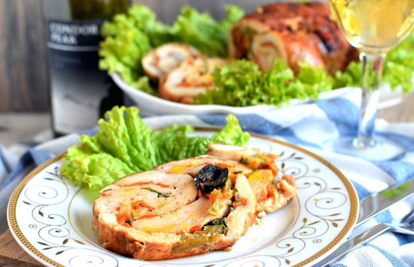 1. Этап. Рулет из индюшки: Готовому рулету дайте полежать под фольгой минут 15-20. Удалите нитки, нарежьте рулет ломтиками и подавайте.