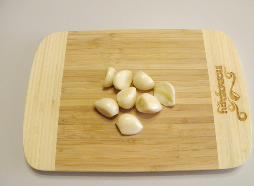 1. Этап. Плов: 3. Чеснок очистите от кожуры, если зубчики очень крупные, то порежьте вдоль на 2-3 части.