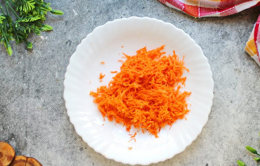 1. Этап. Морковное тесто: Морковь натрите на средней терке.
