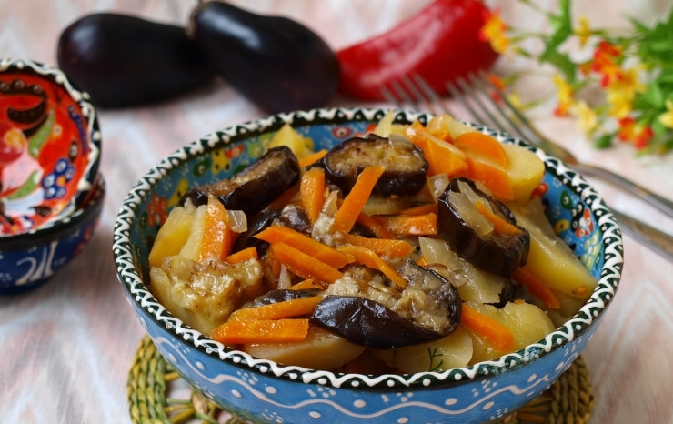 1. Этап. Баранина по-грузински: 4. Советую пару кружков баклажана и немного моркови обжарить или протушить отдельно и украсить уже готовое блюдо. Приятного аппетита!