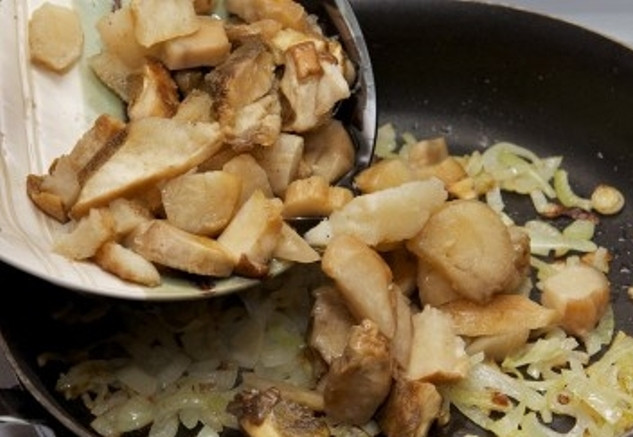 1. Этап. Грибной суп из замороженных грибов: Затем выложите на сковороду грибы и тушите минут 10-15. Затем отставьте сковороду с плиты.