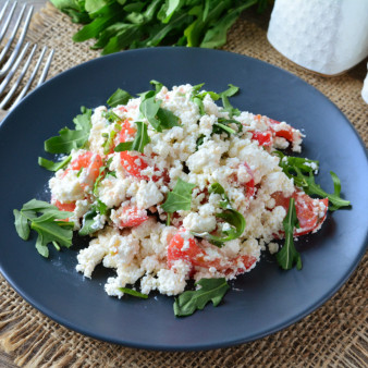 Салат с рукколой и творогом