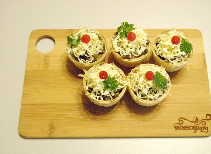 1. Этап. Тарталетки с грибами: Украсьте тарталетки зеленью. Можно использовать для украшения яркие ягоды, это придаст более аппетитный вид закуске.