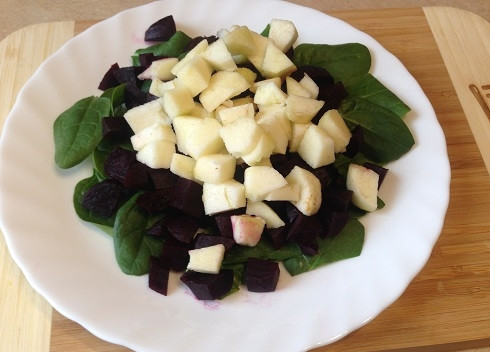 1. Этап. Салат из свеклы с яблоками и шпинатом: 3. Яблоко очистим от кожуры и сердцевины и нарежем такими же кусочками, как и свеклу. Выкладываем яблоки поверх свеклы.
