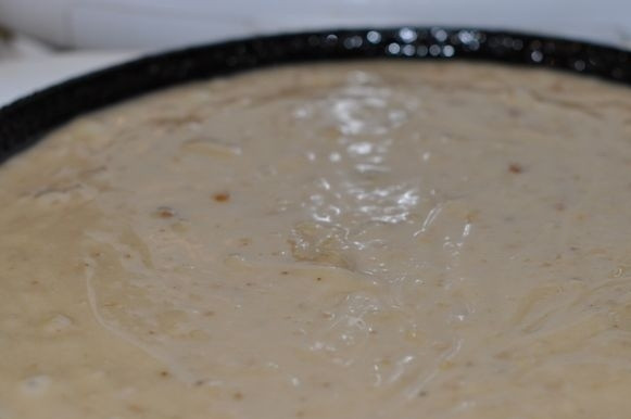 1. Этап. Постная коврижка с яблоками: Разогрейте духовку до 200 градусов. Форму для выпечки смажьте маслом, вылейте в неё тесто. Яблоки помойте и нарежьте дольками. Потом выложите их на тесто.