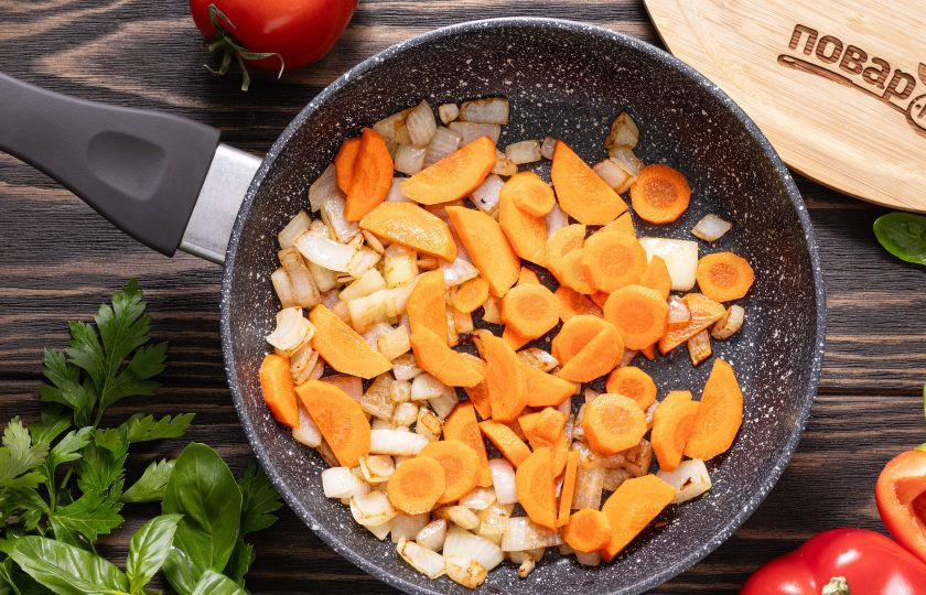 1. Этап. Аджапсандал с баклажаном и чесноком: Затем добавьте к нему нарезанную кружочками морковь. Тушите под крышкой около 15-20 минут. После тоже переложите их в кастрюлю.