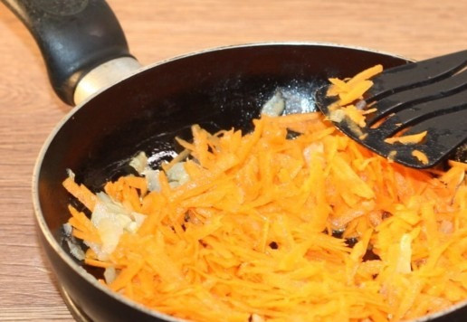 1. Этап. Блинные конвертики с индейкой и картофелем: 10. На разогретом растительном масле (2 ст. л.) обжариваем репчатый лук (3 мин.). Добавляем чеснок, жарим до появления аромата, минуты 2. Затем выкладываем морковь и пассеруем минуты 3.