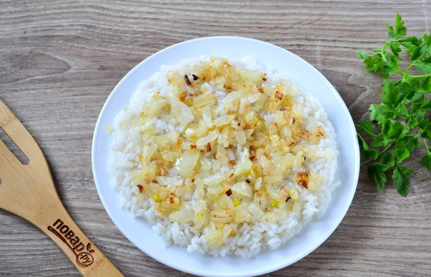 1. Этап. Салат с рисом и шпротами: Обжаренный лук выложите на рис.