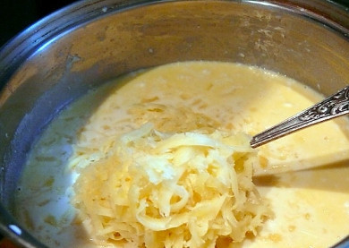 1. Этап. Мусака с бараниной: Быстро перемешать. Когда смесь слегка зарумянится, влить около литра горячего (именно горячего!) молока. Вливать нужно небольшими порциями, энергично размешивая, иначе смесь муки и масла не растворится в молоке, а образует комки. Продолжая помешивать, довести до кипения. Добавить соль, молотый перец (лучше белый, он ароматней), щепотку тертого мускатного ореха. Убавить огонь и варить, помешивая, до загустения — обычно на это уходит не более пяти минут. Добавить немного тертого сыра.