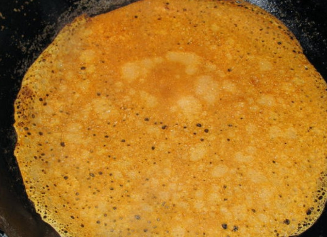 1. Этап. Блинная улитка с мясным фаршем: Сперва нужно приготовить блины. Взбиваем яйца с солью и сахаром, вводим муку и замешиваем тесто. Также по желланию можно добавить в тесто измельченную зелень. Жарим на растительном масле 15-16 золотистых блинчиков.