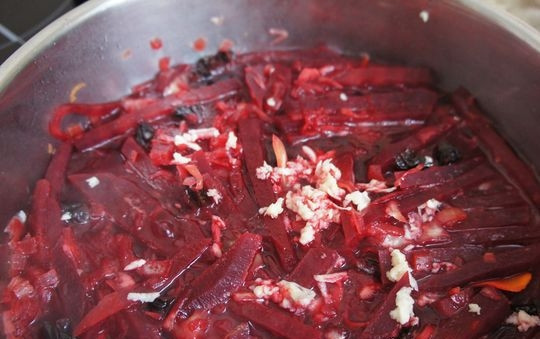 1. Этап. Тушеная свекла с черносливом: 5. Почистите и измельчите чеснок, добавьте его в сковородку, посолите, поперчите, перемешайте и тушите 5 минут. Выключите огонь и оставьте блюдо остывать. Тушеная свекла с черносливом готова. Приятного аппетита.