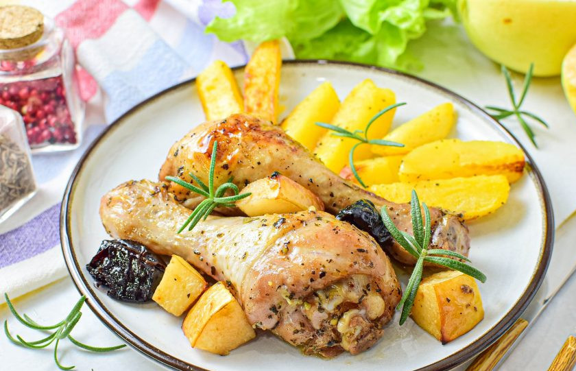 1. Этап. Курица с айвой и черносливом: На гарнир можно приготовить картофель по-деревенски. Приятного аппетита!