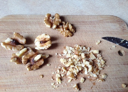 1. Этап. Салат из вареной свеклы и моркови: Очистим и измельчим грецкие орехи.