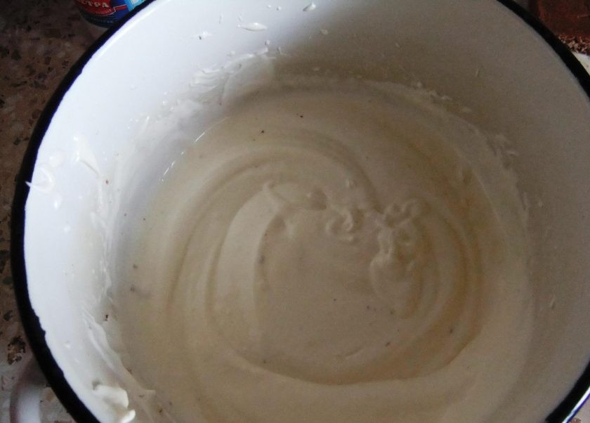 1. Этап. Торт Ленивый Панчо: Сахар взбейте с сметаной до образования единой консистенции.