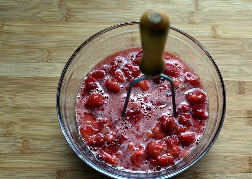 1. Этап. Эклеры Клубника со сливками: Приготовление начните с клубничного пюре. Ягоды – свежие или замороженные – примерно полкило – засыпьте 2-3 ложками сахара и прогрейте до его растворения, не доводя до кипения. Разомните ягоды пестиком или пробейте блендером.