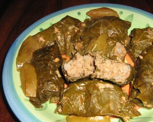 1. Этап. Долма азербайджанская: 8. Смешайте йогурт с томатной пастой. Влейте бульон. Перемешайте. Снимите пробу и добавьте соль при необходимости. Этой подливкой залейте долму. Поставьте на огонь и доведите до кипения. Положите сверху тарелочку – она будет удерживать долму. Тушите в пределах полутора часов на медленном огне.