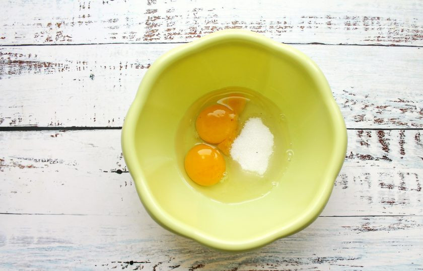 1. Этап. Творожная запеканка Баунти: В миску разбейте яйца, добавьте соль, сахар и немного взбейте.