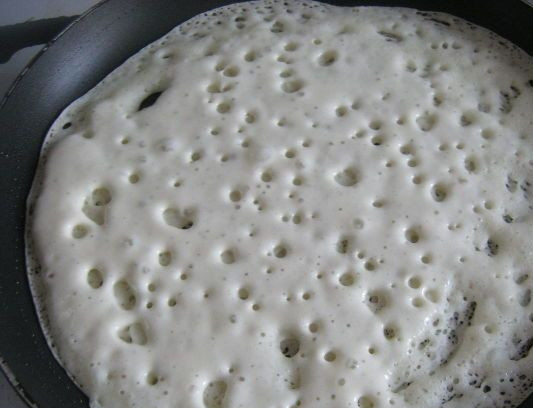 1. Этап. Блинчики на сухих дрожжах: 5. Жарим блинчики на раскаленной сковороде.