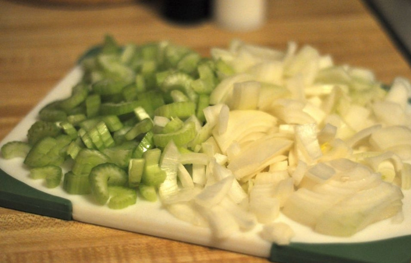 1. Этап. Пивной суп с сыром: 2. Почистите, промойте и нарежьте небольшими кубиками сельдерей и репчатый лук.