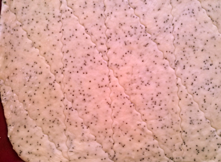 1. Этап. Шулики: Раскатайте тесто в пласт толщиной 3-4 мм., перенесите его на противень, выстланный пергаментом или силиконовым ковриком. Наколите тесто вилкой в нескольких местах, чтобы оно не поднималось. Обычно шулики ломают, но можно наметить эти разломы сразу. Разогрейте духовку до 180 градусов и выпекайте 15-20 минут до золотистой корочки, не пересушите.