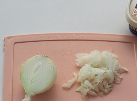 1. Этап. Рыбный паштет: Очистите и мелко нарежьте белую луковицу.
